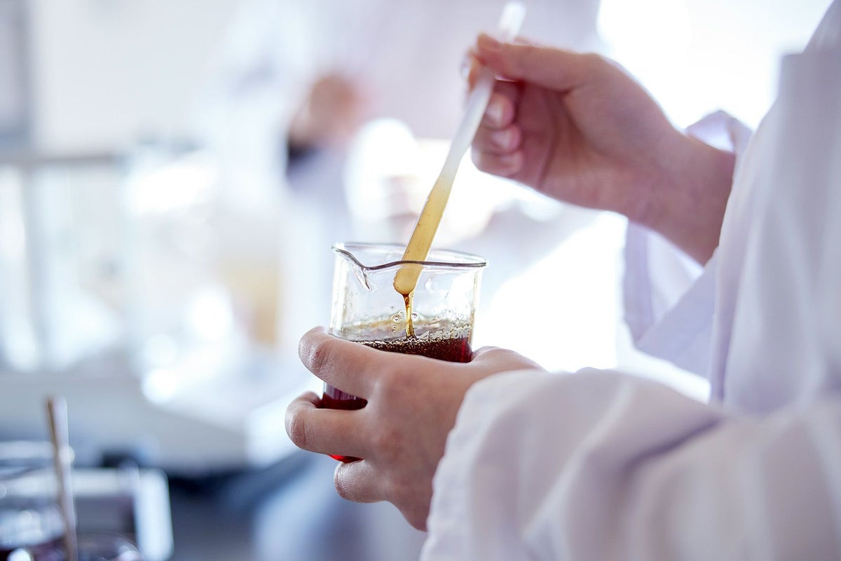 ヘアケア・スキンケア商品を開発する女性