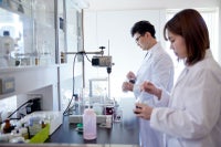 ヘアケア・スキンケア商品を開発する男女