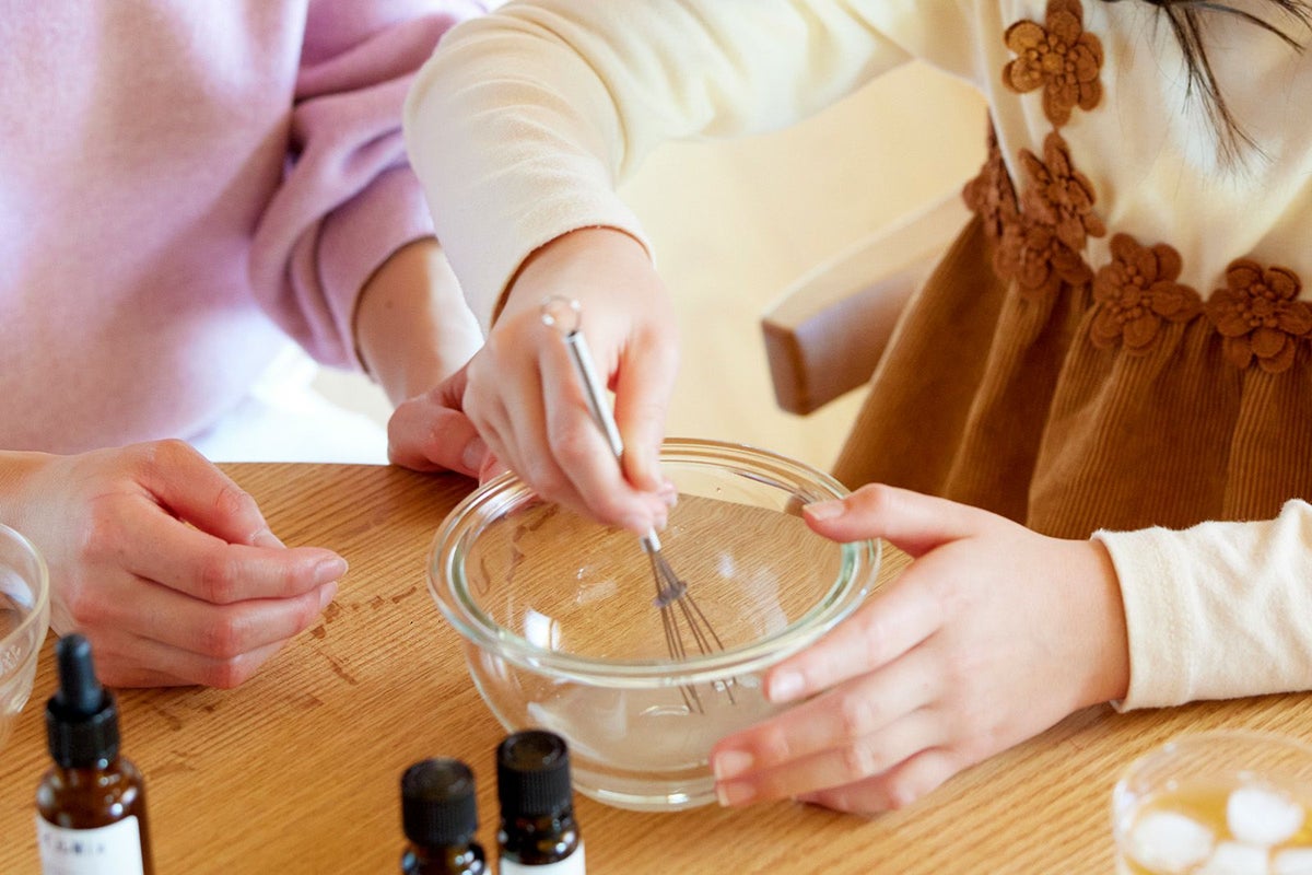 手作り化粧品の素で化粧品をつくる親子