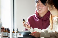 手作り化粧品の素を開発する男女