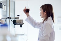 ヘアケア・スキンケア商品を開発する女性